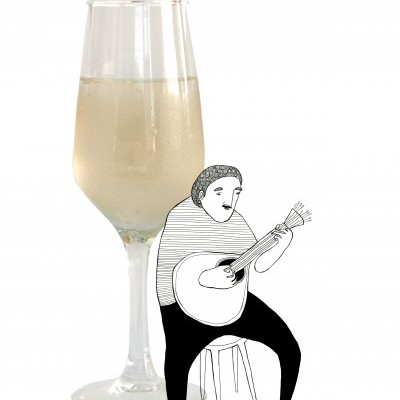 Taça de vidro com bebida clara e ilustração de pessoa a tocar guitarra
