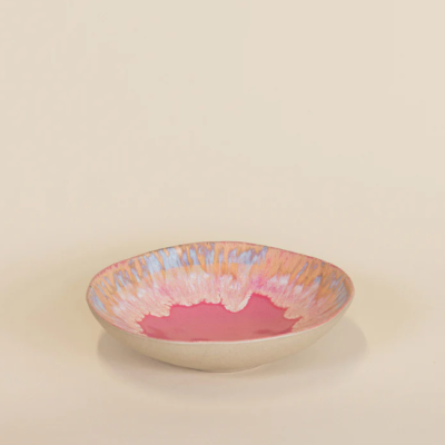 Prato raso cerâmico colorido com padrão em rosa, azul e laranja