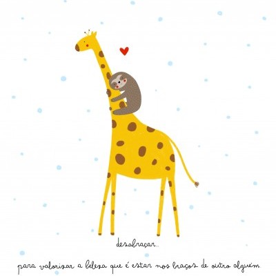 Ilustração de girafa com bicho preguiça abraçado no pescoço e texto em português