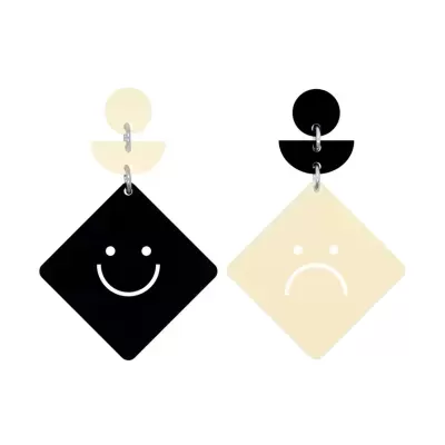 Brincos pendentes geométricos preto e bege com caras sorridente e triste