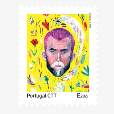 Selo postal colorido com cabeça masculina e fundo amarelo com flores