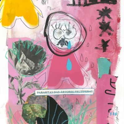 Composição artística com desenhos e recortes sobre fundo rosa