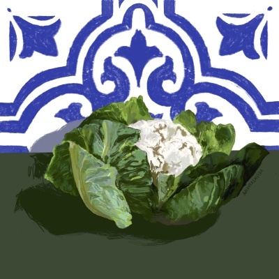 Couve-flor branca com folhas verdes sobre fundo azul e branco com padrão