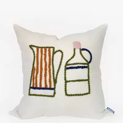 Almofada branca com bordado de jarro e garrafa coloridos