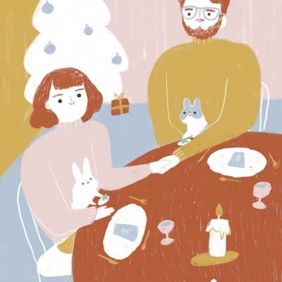 Ilustração de duas pessoas sentadas à mesa com coelhos de peluche, árvore de Natal branca e mesa com alimentos e vela acesa