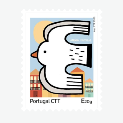 Selo postal com desenho de uma pomba branca e casas coloridas ao fundo