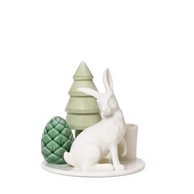 Conjunto decorativo cerâmico com coelho branco, árvore e pinha verdes numa base branca