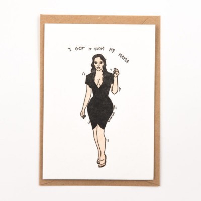 Cartão com ilustração de mulher e frase I GOT IT FROM MY MAMA