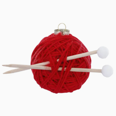 Ornamento de Natal com bola de lã vermelha e paus de tricô
