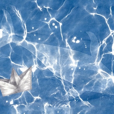 Origami coroa cinza a flutuar na água azul com reflexos de luz