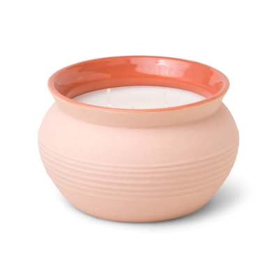 Vela em vaso cerâmico rosa claro com interior terracota, fundo branco