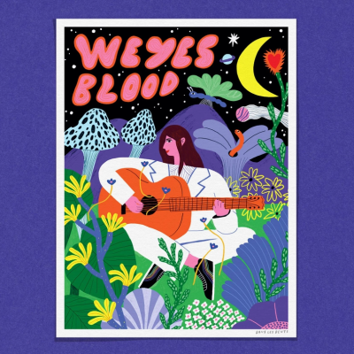 Póster ilustrado colorido com texto WEYES BLOOD e figura tocando guitarra entre plantas e cogumelos.