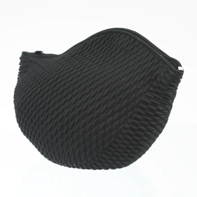 Bolsa preta texturizada com fecho de correr