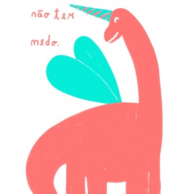 Ilustração de dinossauro rosa com asas azuis e texto em português