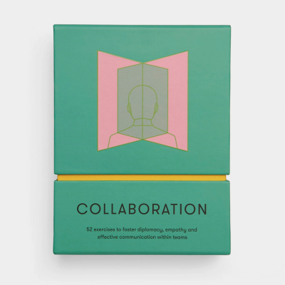 Caixa de produto verde com design minimalista e texto sobre colaboração em inglês