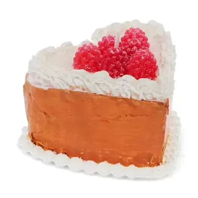 Bolo em forma de coração com framboesas vermelhas e chantilly branco