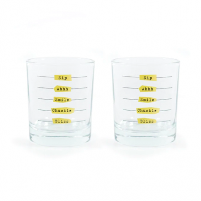 Dois copos transparentes com marcadores de palavras amarelas