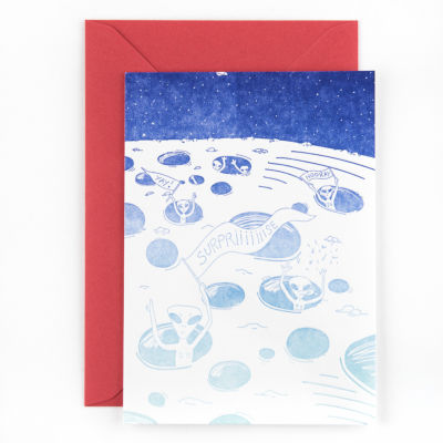 Cartão ilustrado com alienígenas azuis e faixa 'SURPRIIIIIISE' e envelope vermelho