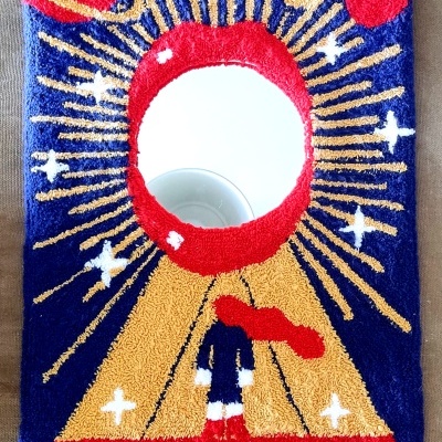 Tapete decorativo com espelho e texto 'USA A TUA VOZ'