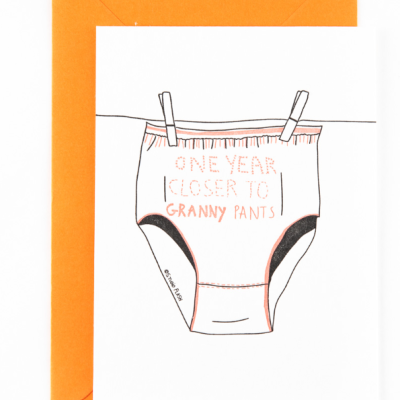 Cartão com ilustração de cueca pendurada em estendal e envelope laranja