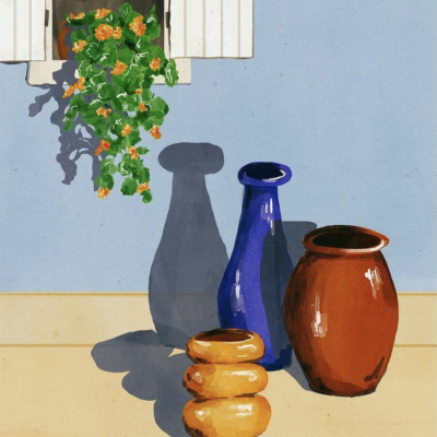 Três vasos cerâmicos coloridos e plantas penduradas junto a uma janela na parede azul