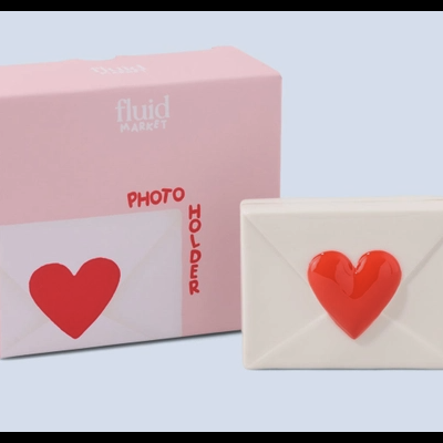 Suporte de foto em forma de envelope com coração vermelho e embalagem rosa