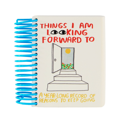 Caderno branco com texto colorido, desenho de escada e porta, espiral azul