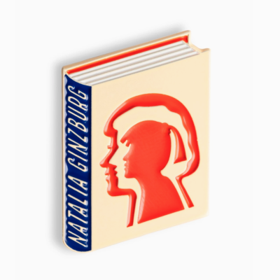 Livro com capa creme e relevo vermelho de perfis humanos, lombada azul com texto branco.