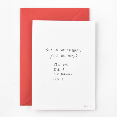 Cartão branco com texto em inglês e envelope vermelho.