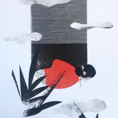 Ilustração de figura feminina com casaco vermelho, folhas pretas e nuvens cinzentas.