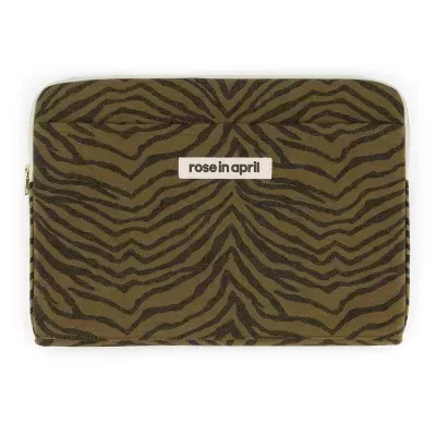 Capa para portátil verde-oliva com padrão animal print e etiqueta rose in april.