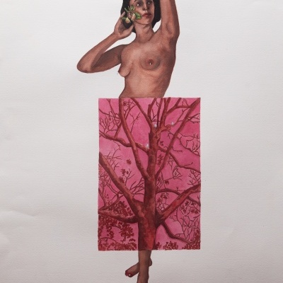 Ilustração de uma pessoa nua com retângulo rosa cobrindo pernas e tronco, fundo branco