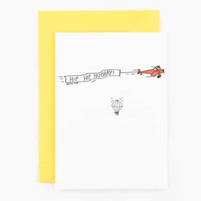 Cartão branco com avião vermelho e texto HIP HIP HOORAY