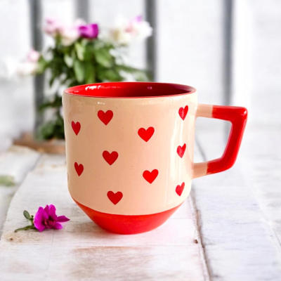 Caneca creme com corações vermelhos e interior vermelho