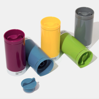 Garrafas térmicas coloridas com tampas e base Pantone