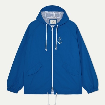 Casaco impermeável azul com símbolo de âncora branco