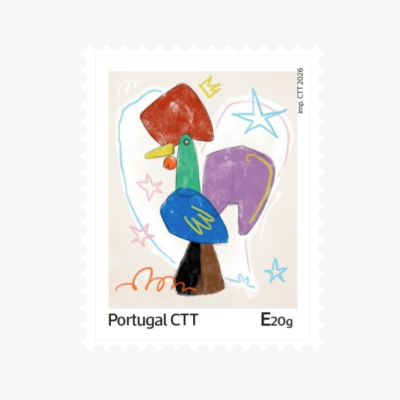 Selo postal português com galo colorido e texto Portugal CTT