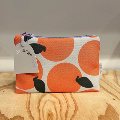 Estojo de tecido com padrão de laranjas e fecho roxo sobre madeira