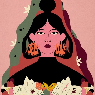 Ilustração de mulher com brincos grandes laranja com texto SEA LOVE, fundo abstrato e livros com flores