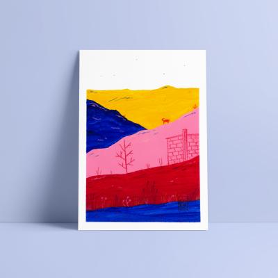 Pintura colorida em papel branco contra parede azul clara