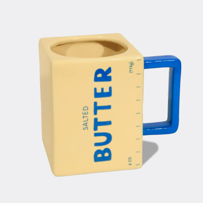 Caneca quadrada amarela com pega azul e texto SALTED BUTTER.