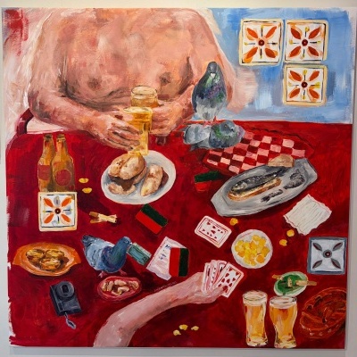Pintura colorida de mesa com comida, bebida, pombos e partes do corpo humano