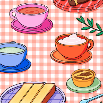 chávenas coloridas com bebidas e pratos com bolos e doces sobre mesa xadrez rosa