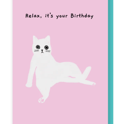 Cartão de aniversário rosa com gato branco e texto Relax, it's your Birthday