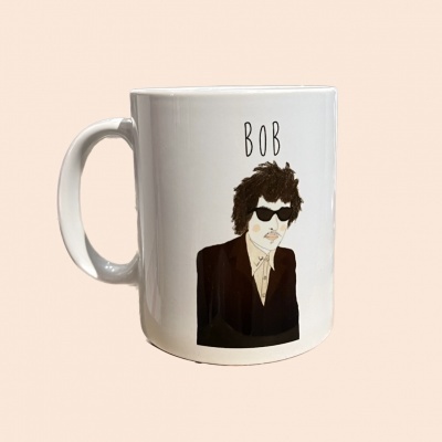Caneca branca com ilustração de homem e texto BOB
