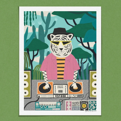 Ilustração de tigre branco DJ com chapéu e óculos, mixando música, com plantas ao fundo