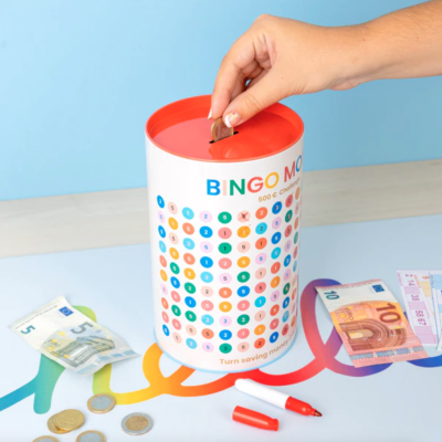 Mealheiro branco e vermelho com padrão colorido e moedas e notas ao redor