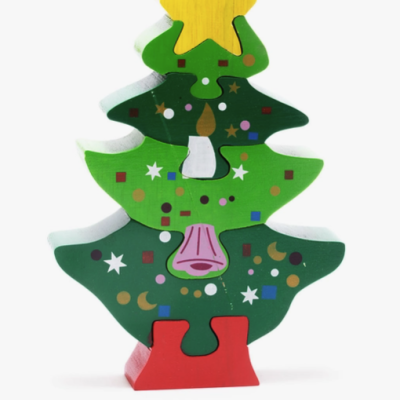 Quebra-cabeças de madeira em forma de árvore de Natal com estrela amarela