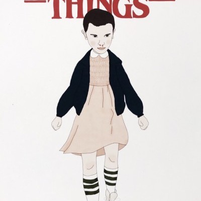 Ilustração de criança com vestido e cardigan sob texto Stranger Things
