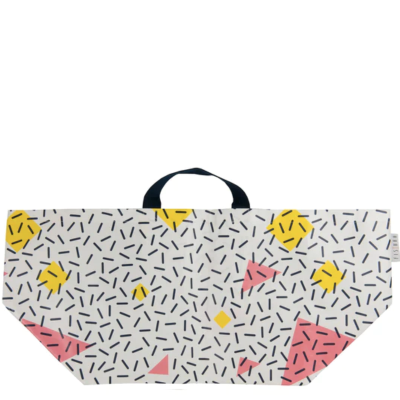 Saco de tecido branco com padrão abstrato colorido e alça preta